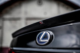 Maxton Design Lišta víka kufru Lexus LS Mk4 Facelift - černý lesklý lak